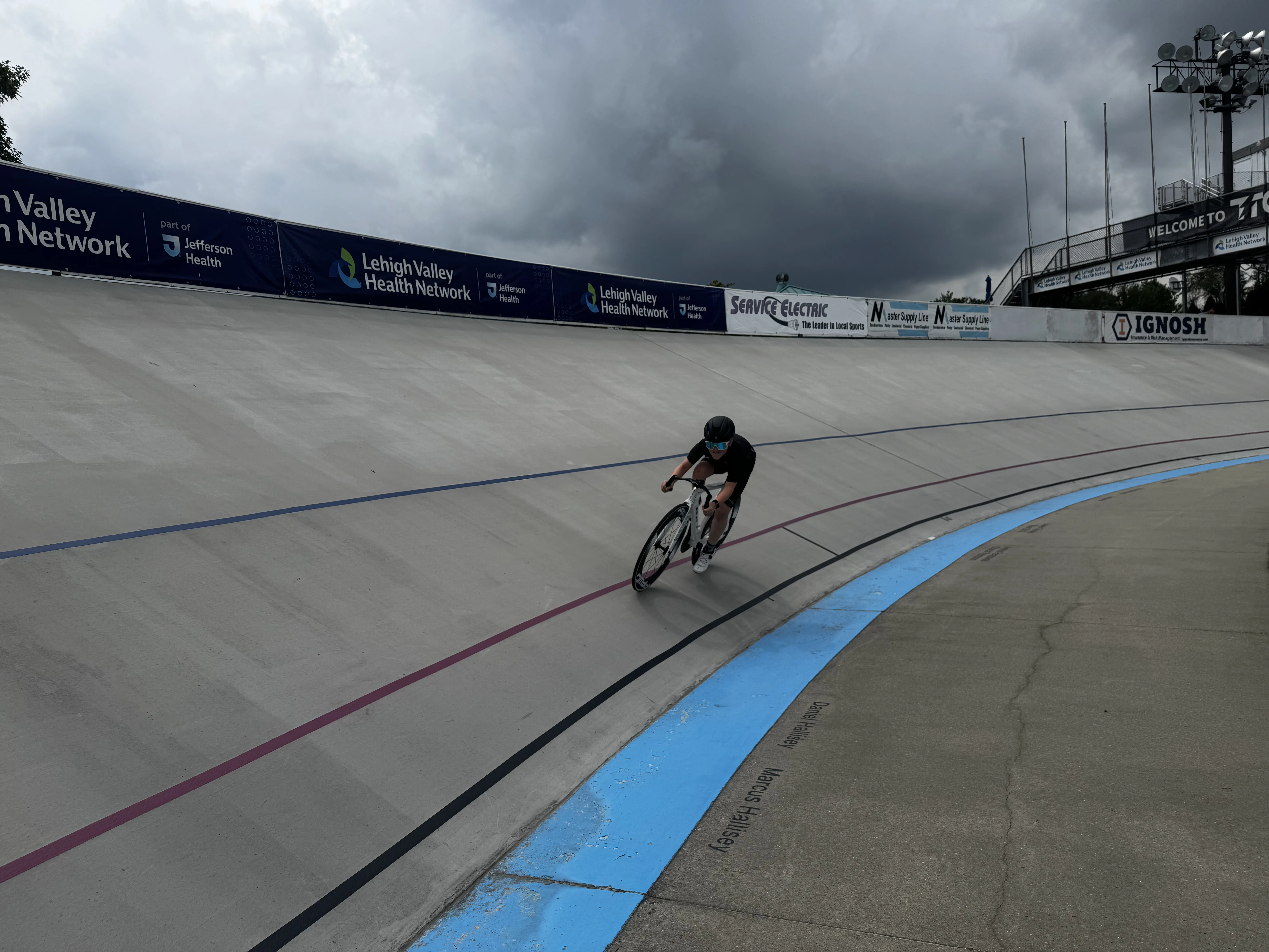 Leo Wilssens riding through a turn on the velodrome